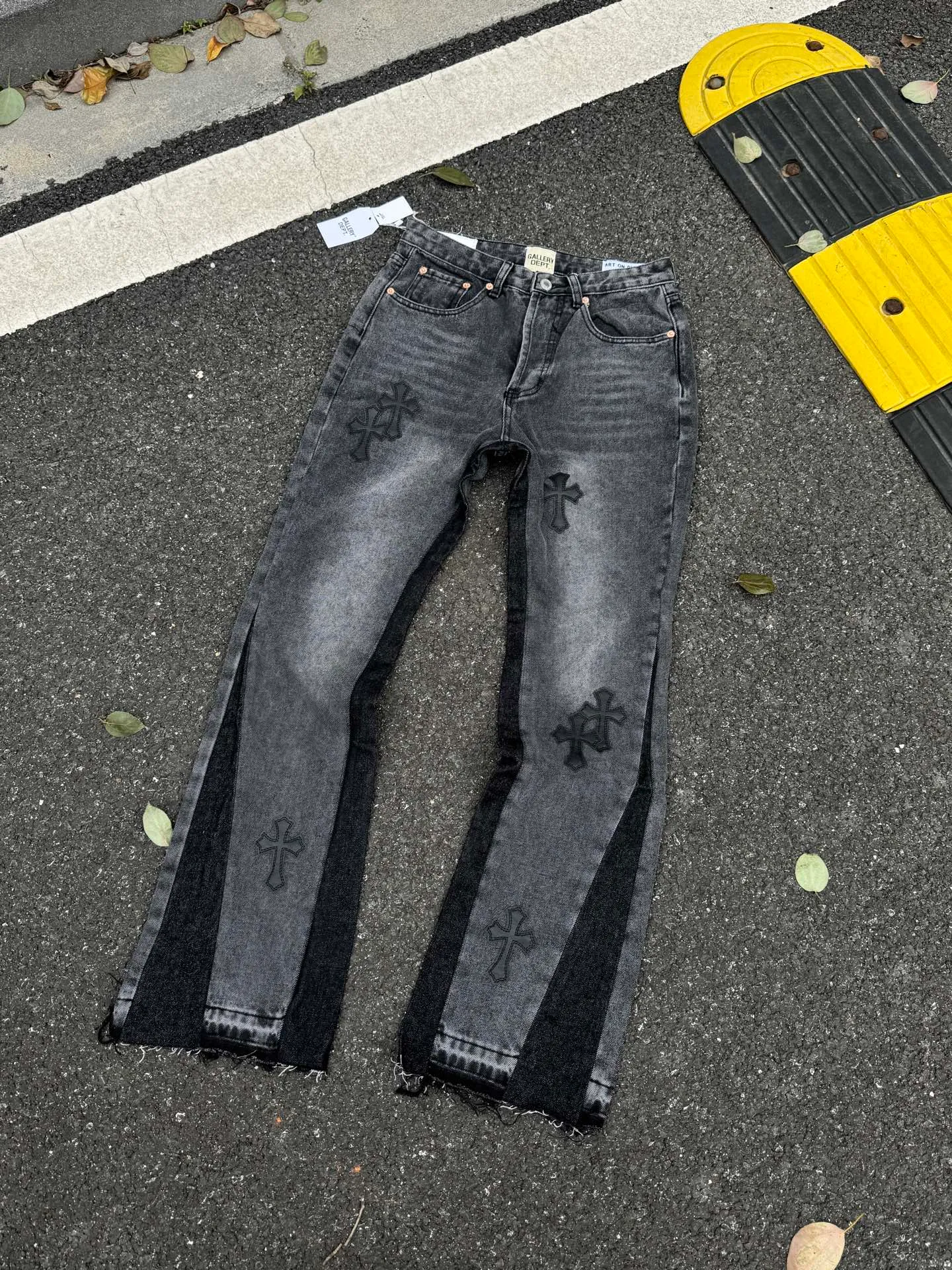 P260💰G99 GALLERY DEPT. Crow's leather cross denim bell-bottoms washed distressed spliced ​​jeans denim washing factory. During the process, the owner of the washing factory helped introduce a boss who once worked at Levi's OEM factory and then started his own business. This also paved the way for the following styles. Therefore, Levi's remodeled single product for the base plate is really familiar. Whether it is the fabrics supplied or the lathes used in production, there is nothing to choose from. -Color: Black -Size: S-XXL (corresponding to 28-36)